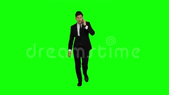 一个人把电话铃冲向他他开始说话和跑步绿色屏幕视频的预览图