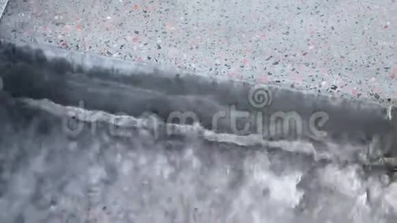 清澈的泉水灰色花岗岩视频的预览图