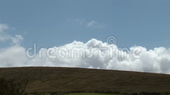 云彩在山上剥落视频的预览图
