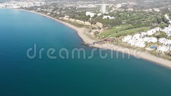 地中海海岸的鸟瞰马贝拉酒店和别墅马拉加安达西班牙视频的预览图