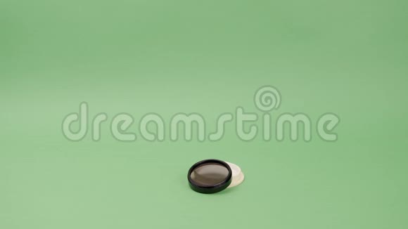 用于清洗光学的梨用绿色背景从过滤器中吹出灰尘视频的预览图