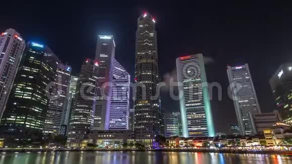 新加坡码头中部商业区的摩天大楼高耸于船码头的夜晚时间过高视频的预览图