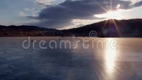 可欣赏冰封的贝加尔湖冬季景观冰清玉洁鸟瞰视频的预览图