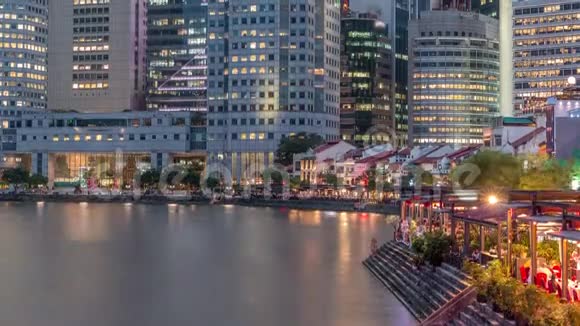 新加坡码头中央商务区的摩天大楼日夜不停地在码头视频的预览图