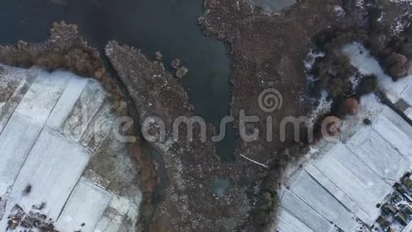 冬季的一条小河和一片沼泽无人机视图视频的预览图