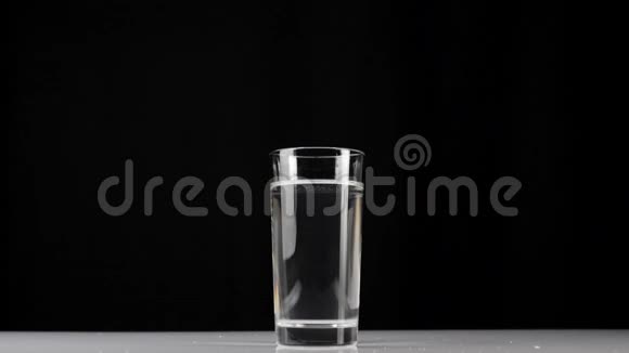 冰块在黑色背景下落入装有水的玻璃中居家理念用天然水吃健康食品视频的预览图