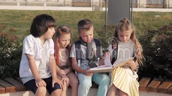 学校的孩子读无聊的书视频的预览图