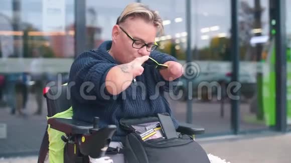 一名妇女残疾摘下眼镜放进箱子视频的预览图