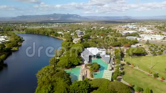 空中独特的人工游泳综合体旁边的河流澳大利亚汤斯维尔河畔视频的预览图