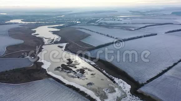 霜天大河从上面看森林雪冬天的风景视频的预览图