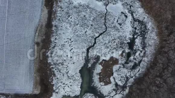 冬季的一条小河和一片沼泽无人机视图视频的预览图