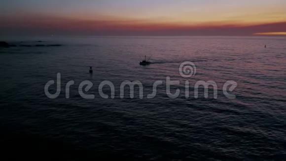 渔船在一天后返回港口船空中日落视频的预览图