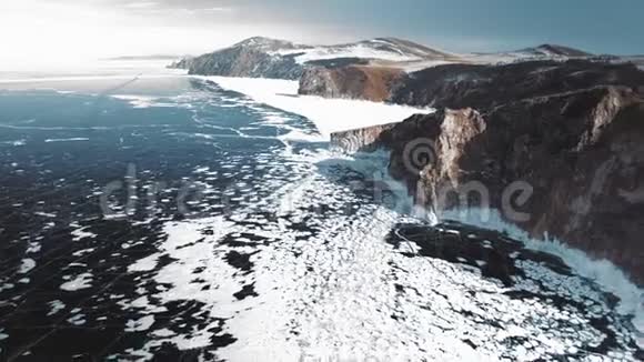 冰封的贝加尔湖和岩石岛著名的自然地标俄罗斯视频的预览图