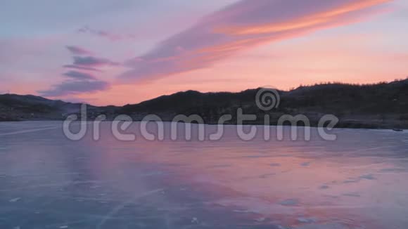 日落于冰冻的贝加尔湖冬季景观冰清玉洁鸟瞰视频的预览图