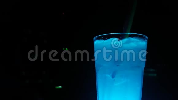 蓝色鸡尾酒背景带移动吸管和迪斯科俱乐部灯光视频的预览图