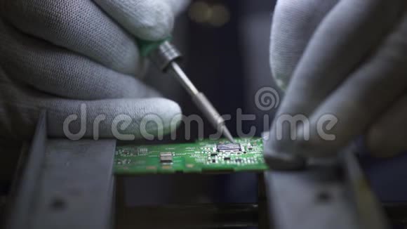 手动PCB焊接烙铁工程师焊接芯片组特写视频的预览图