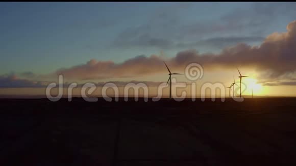 英国西约克郡风力涡轮机前的日出时间视频的预览图