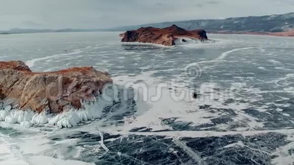 车上冰封的贝加尔湖冬季景观冰清玉洁鸟瞰视频的预览图