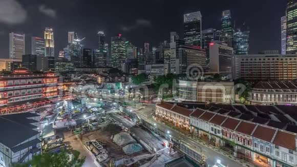 新加坡唐人街的佛牙遗迹寺在夜晚重现生机城市天际线视频的预览图
