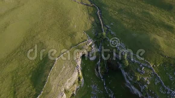 英国北约克郡阿恩克利夫帕森斯普皮特附近的一个小水的无人机镜头视频的预览图