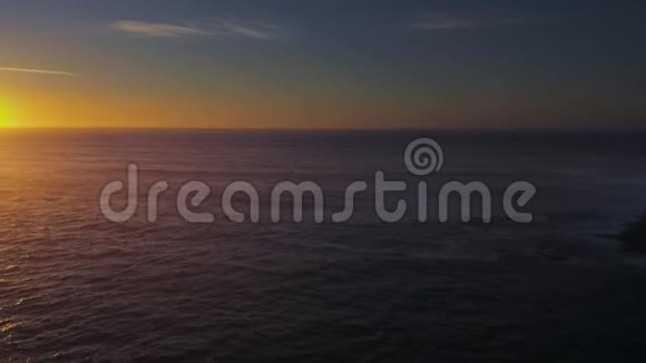 无人驾驶飞机在海上拍摄日落视频的预览图