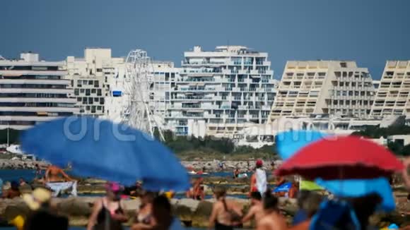 法国南部的海滩伞夏天的地中海视频的预览图