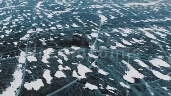 汽车漂流在冰冻的贝加尔湖冬季景观与清澈光滑的冰空中观景视频的预览图