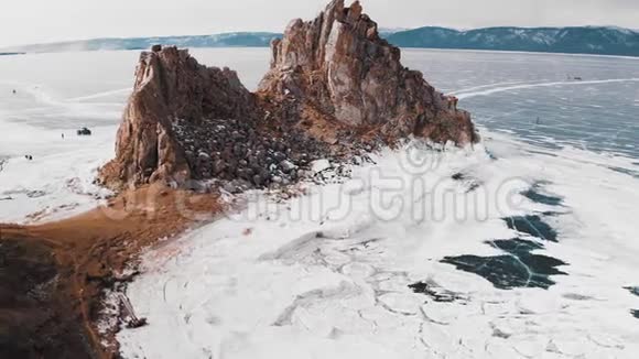 冰冻的贝加尔湖奥尔孔岛的布罕角萨满岩视频的预览图