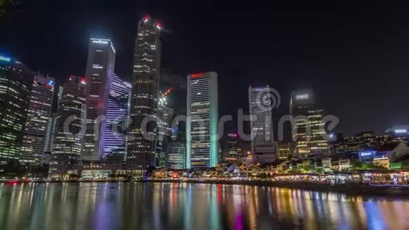 新加坡码头中部商业区的摩天大楼高耸于船码头的夜晚时间过高视频的预览图