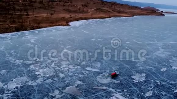 冰封的贝加尔湖冬季景观冰清玉洁鸟瞰视频的预览图
