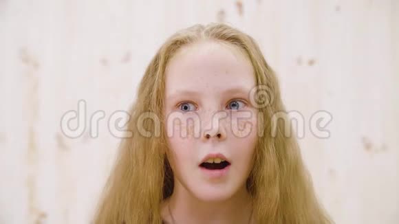 肖像张开眼睛的少年女孩双手靠近脸看镜头在灯光背景一位来自视频的预览图