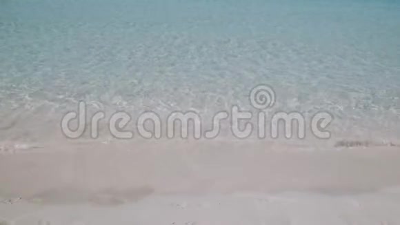 透明的海浪冲刷海滩海岸视频的预览图