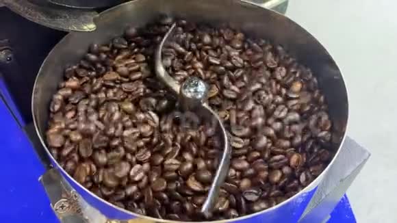 自动机器上的咖啡豆烘焙录像视频的预览图