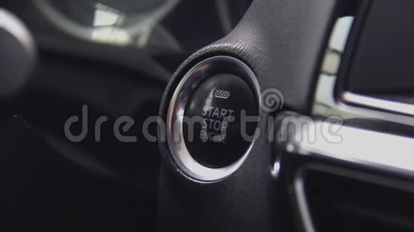 启动汽车引擎跟踪到按钮手指按下按钮启动汽车发动机视频的预览图