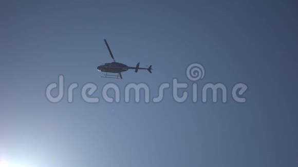 直升机在蓝天与光线慢速快门速度快视频的预览图