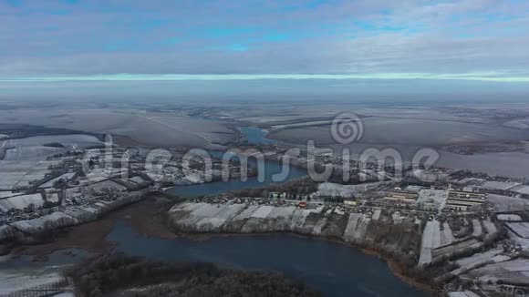 霜天大河从上面看森林雪冬天的风景视频的预览图