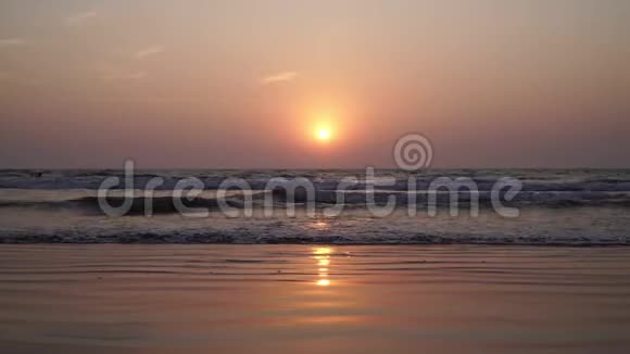 傍晚沙滩和日落过海美丽的背景阳光反射在大海里视频的预览图