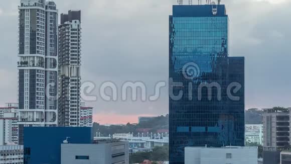 新加坡现代建筑中心的空中城市景观摩天大楼随着时间推移视频的预览图