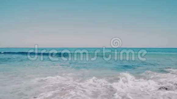泰尔蓝的海浪冲刷着海滩视频的预览图