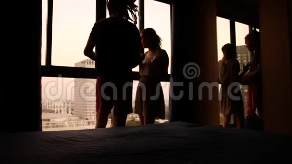 夫妻在吵架高楼大厦一扇大窗户背景上的剪影视频的预览图