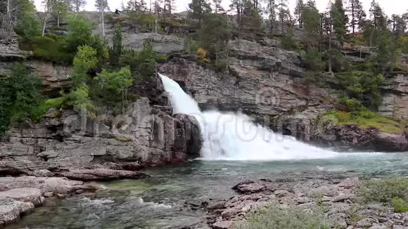 清新特写瀑布自然山环视频的预览图