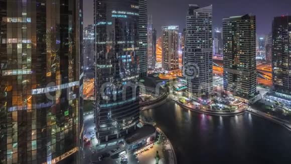 迪拜Jumeirah湖塔区的住宅和办公楼视频的预览图