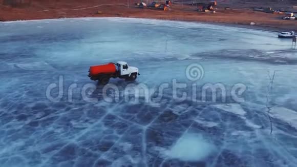 冰封的贝加尔湖冬季景观冰清玉洁鸟瞰视频的预览图