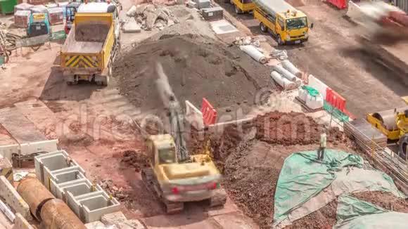 城市的一个大型建筑工地有重型车辆挖掘机和推土机视频的预览图