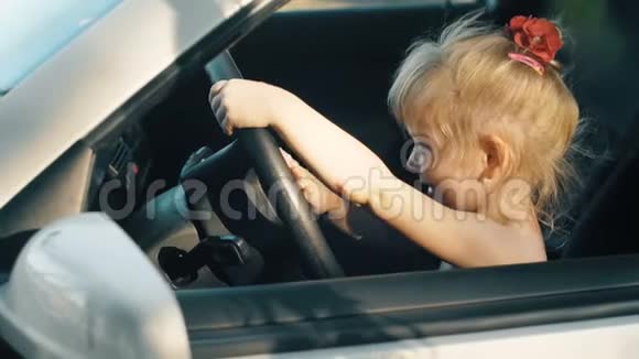 小女孩开着车视频的预览图