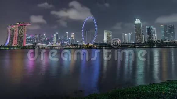 新加坡市区的天际线从花园的水对面看东边的夜空新加坡视频的预览图
