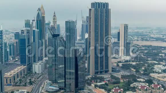 迪拜国际金融中心地区拥有现代化的摩天大楼昼夜不停视频的预览图