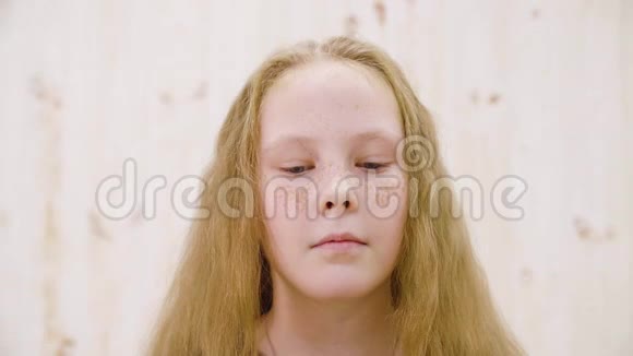 在摄影棚里这幅画让少女看不起灯光背景闭上脸悲伤的女孩忧郁悲伤视频的预览图