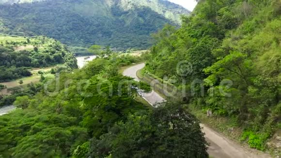 菲律宾山地景观科迪莱拉山脉蜿蜒的雨林公路视频的预览图