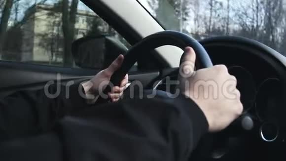 开车的人将人的双手放在方向盘驱动车上视频的预览图